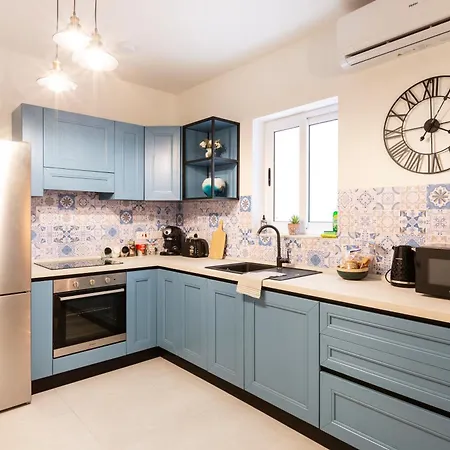 Quiet Traditional - 3-bedroom *