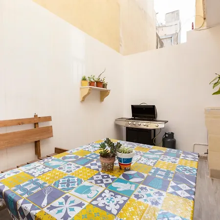 Quiet Traditional - 3-bedroom Apartment