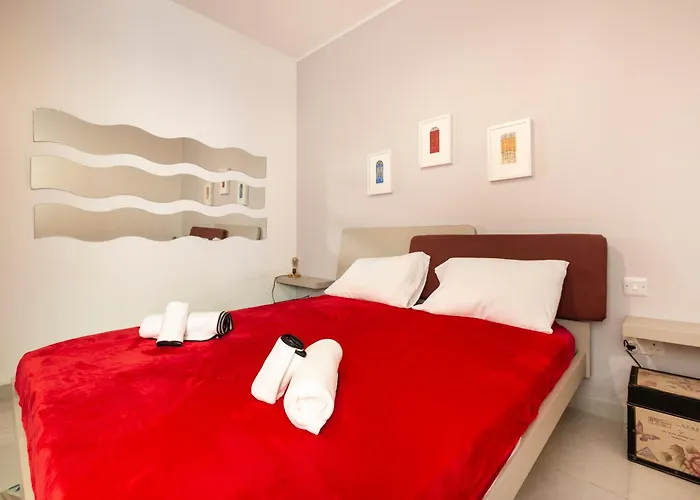 Quiet Traditional - 3-bedroom *